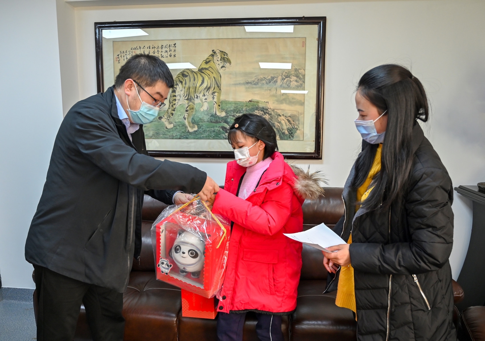 跨越1700多公里，北京冬奥组委会为遂宁9岁患癌女童送来“冰墩墩” 