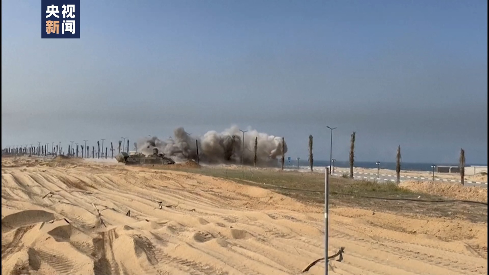 以军空袭加沙地带 巴武装人员打击以军_加沙城_视频_卡桑旅