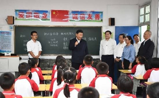 9月16日至18日，中共中央总书记、国家主席、中央军委主席习近平在湖南考察。这是16日下午，习近平在郴州市汝城县文明瑶族乡第一片小学，同正在上思政课的同学们亲切交流。