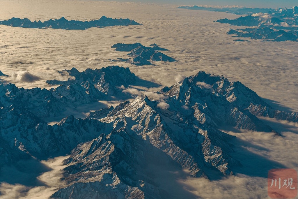 组图|万米高空瞰雪山 山势雄壮巍然立