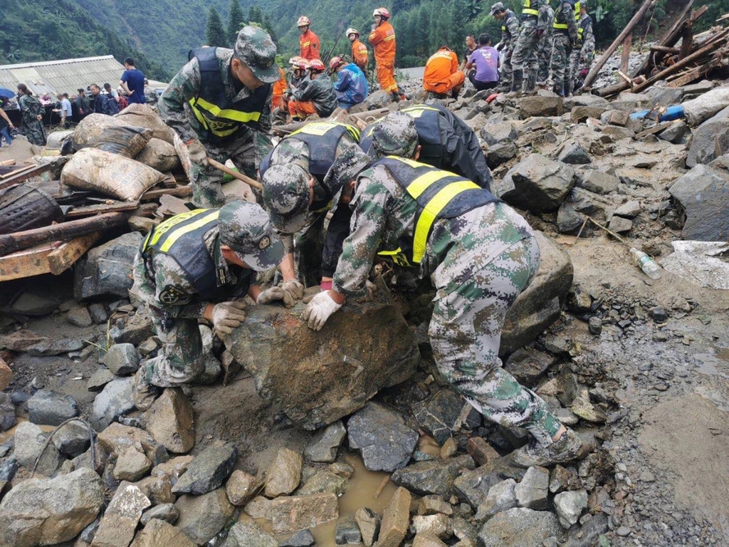 強暴雨來襲,四川省軍區700餘名官兵和民兵奮戰抗洪救災一線