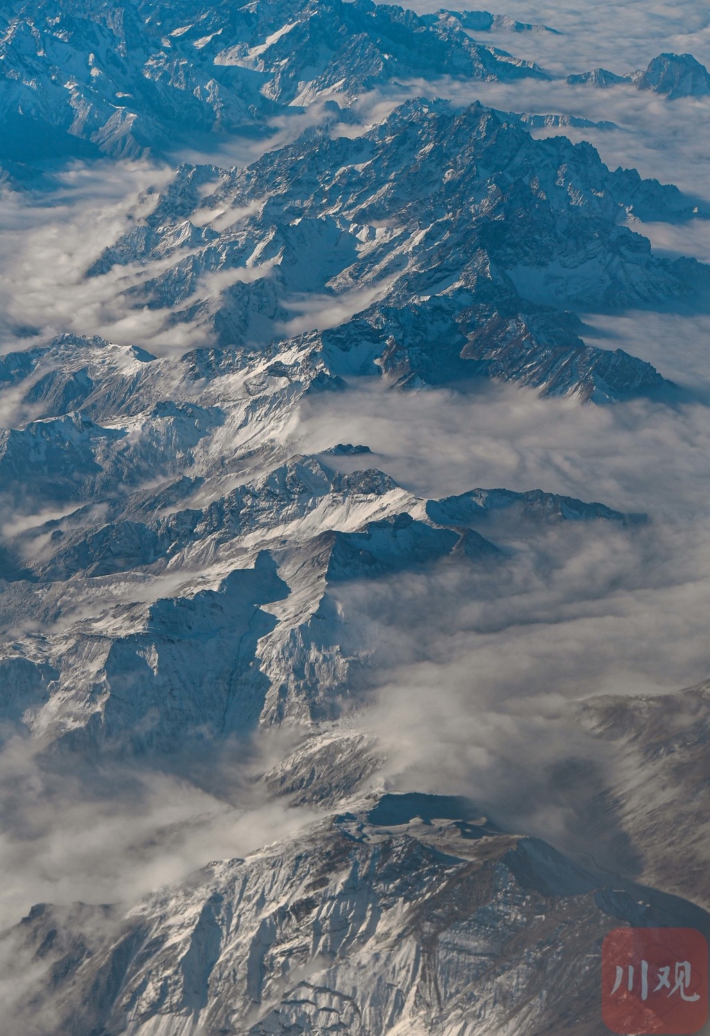 组图︱万米高空瞰雪山 山势雄壮巍然立