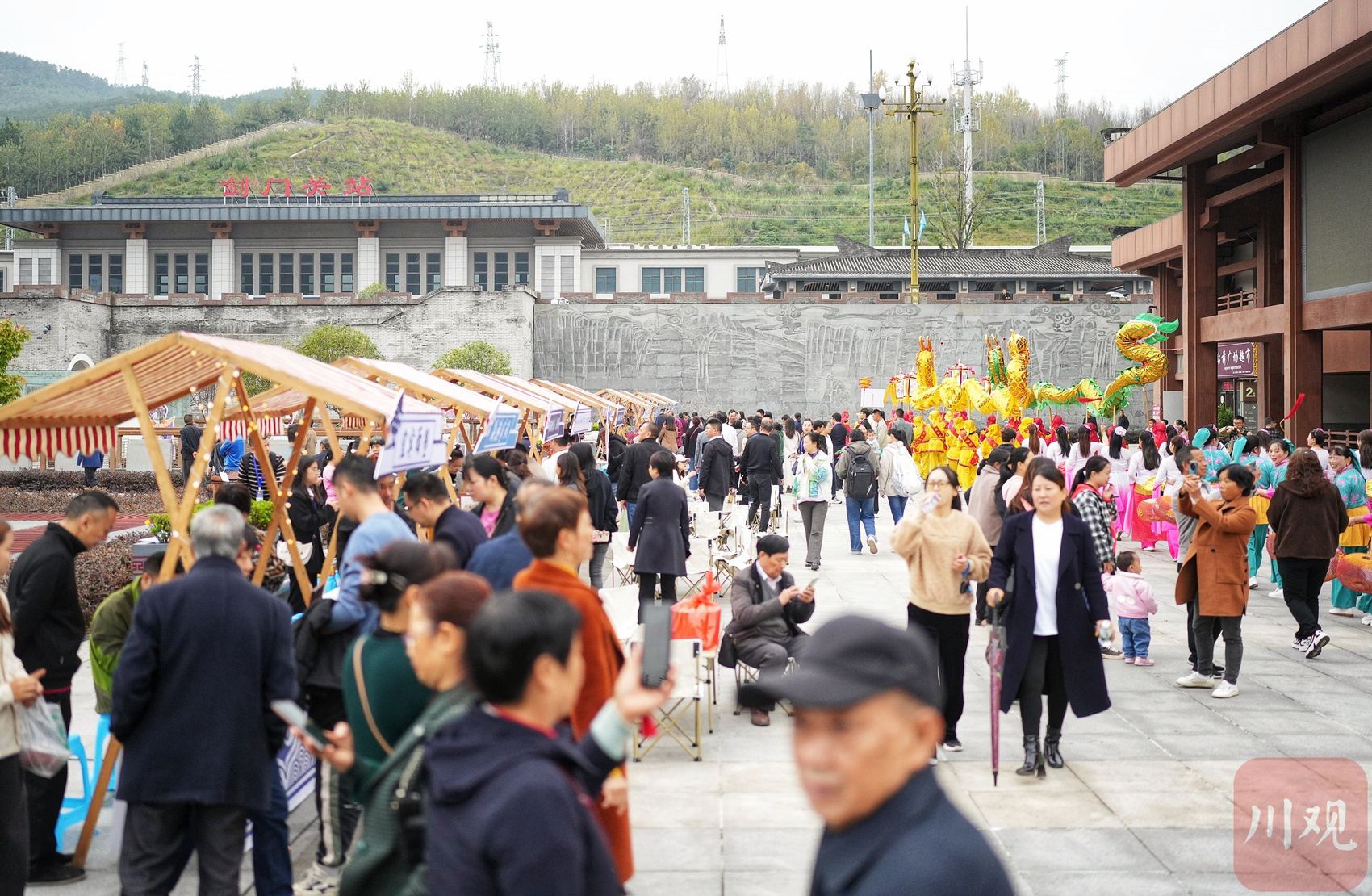 C视频|快来 逛这个“乡当潮”的四川乡村集市_AG体育(图1)