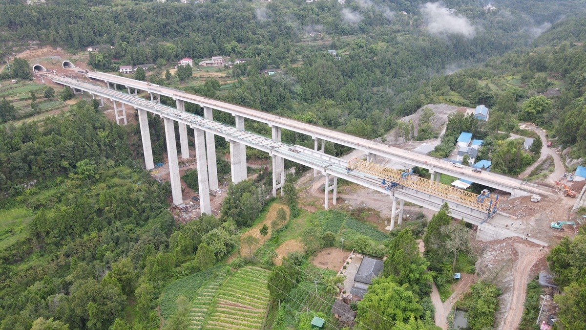 苍巴高速公路广元段桥梁全部架通朝年底通车目标迈进