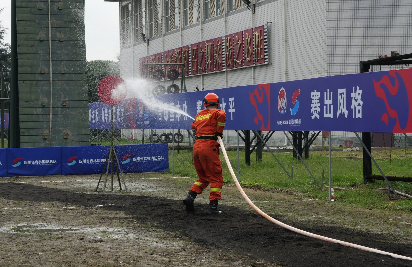 皇冠国际体育app：C视频丨四川省森林消防行业职业技能竞赛在蓉举行(图2)
