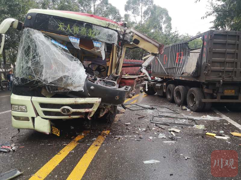 瀘州公交車與貨車迎面相撞受損嚴重,多名乘客受傷