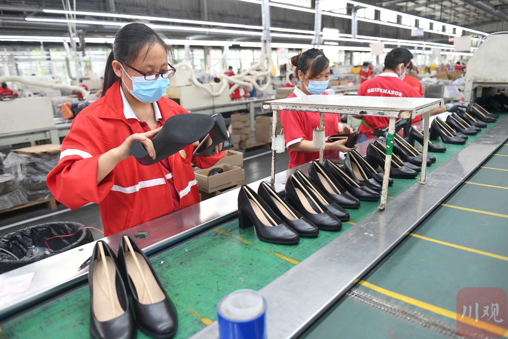 9月21日,位于成都市双流区蛟龙工业港的尚志鞋业(四川)有限公司生产