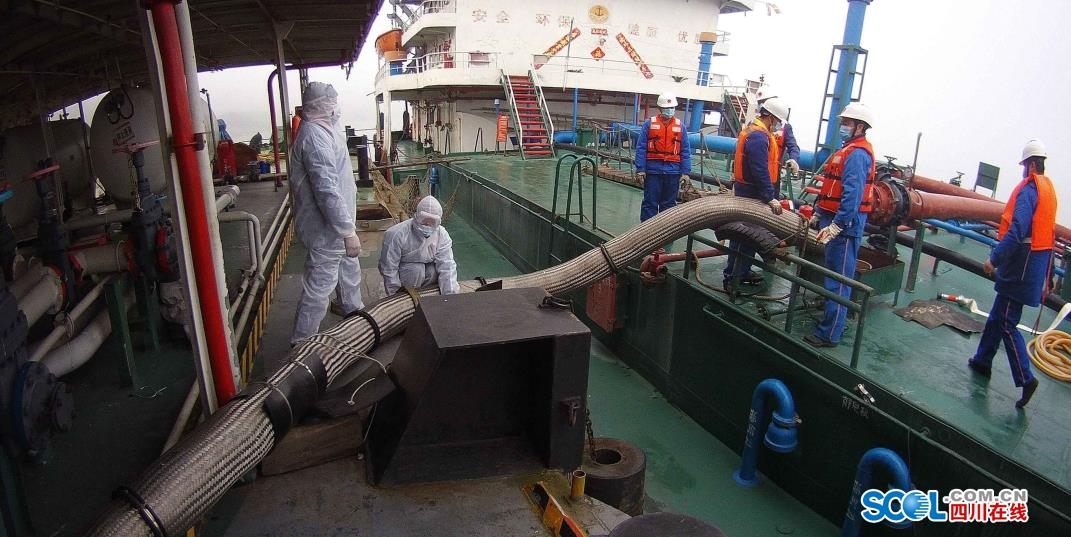 2月9日,一艘外地油船抵达中石化泸州油库成品油码头