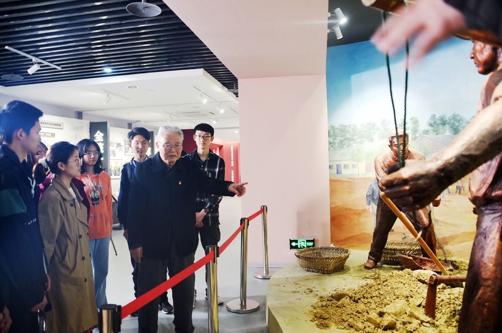 西南石油大学老专家,老教师进课堂讲党史,这"三牙轮
