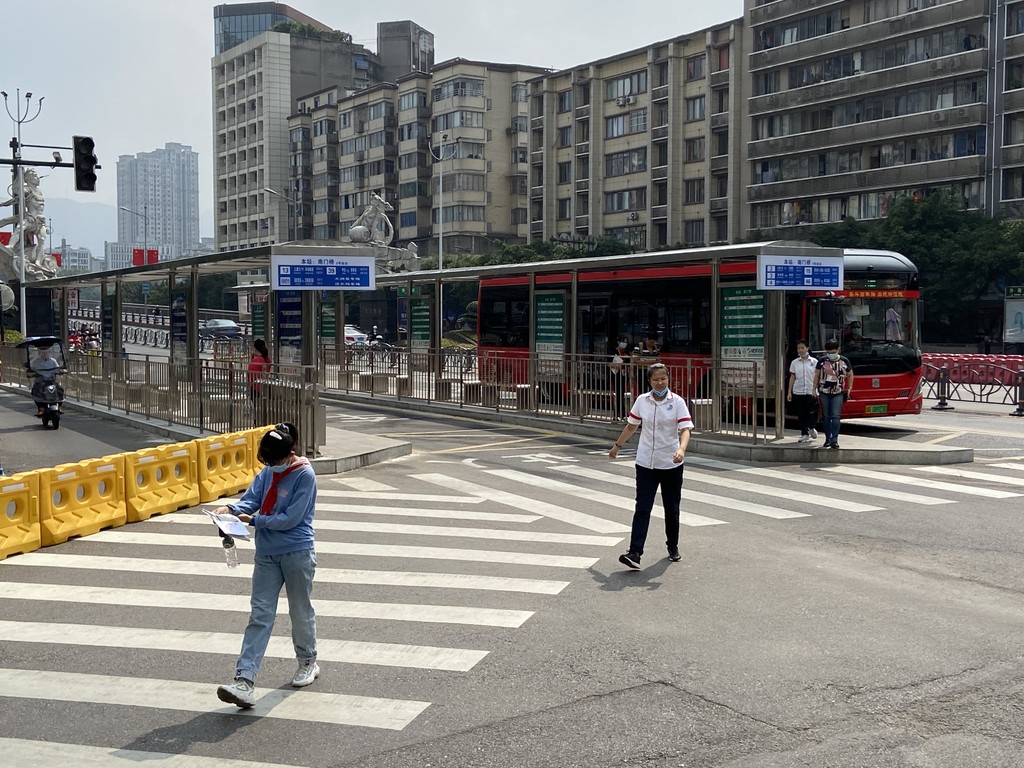 深圳推出智能公交站亭，有风扇、Wi-Fi和有线无线充电区