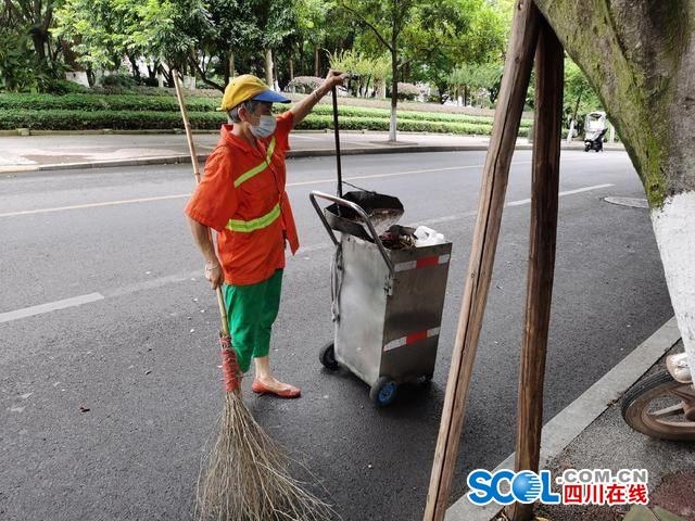 泸州江阳:烈日下的环卫工人 一道令人感动的风景