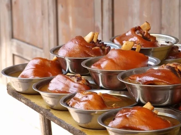 自贡盐帮菜(四)丨和东坡肘子齐名的自贡牛佛烘肘