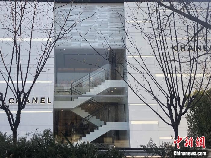 奢侈品专柜排长龙,都是谁在抢购香奈儿,lv?