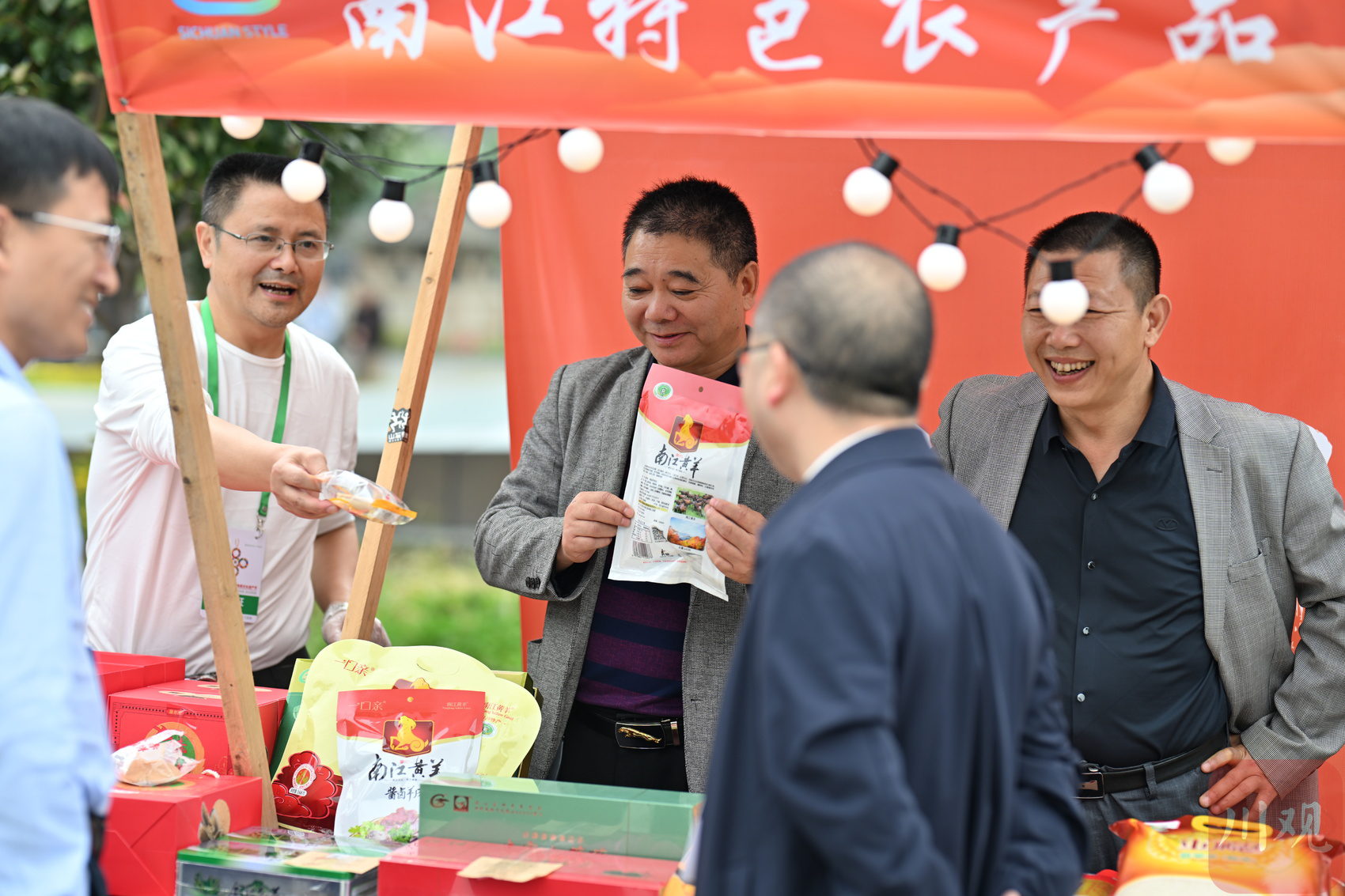 C视频|快来 逛这个“乡当潮”的四川乡村集市_AG体育(图5)