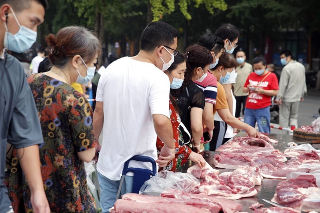 探访成都流动菜市：随时采购补货，上万斤蔬菜肉类保障供应_雷火电竞在线登录官网(图4)