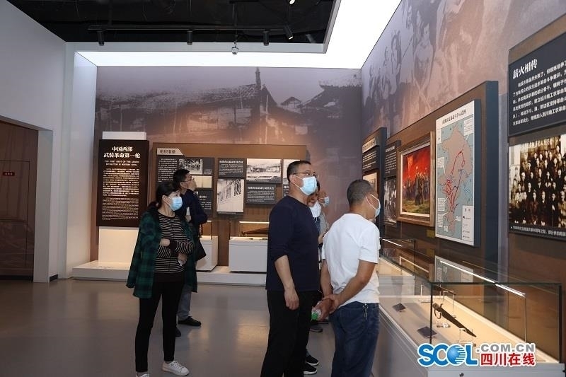 李庄文化抗战博物馆引来众多游客参观.jpg