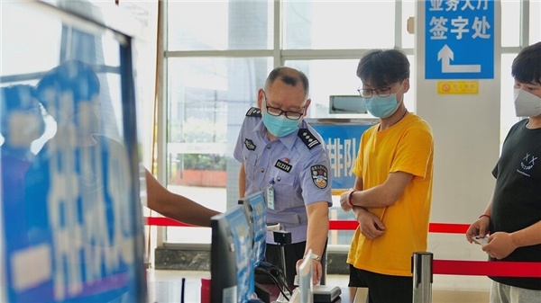 吴林组织学员参加驾考  成都交警八分局供图.jpg