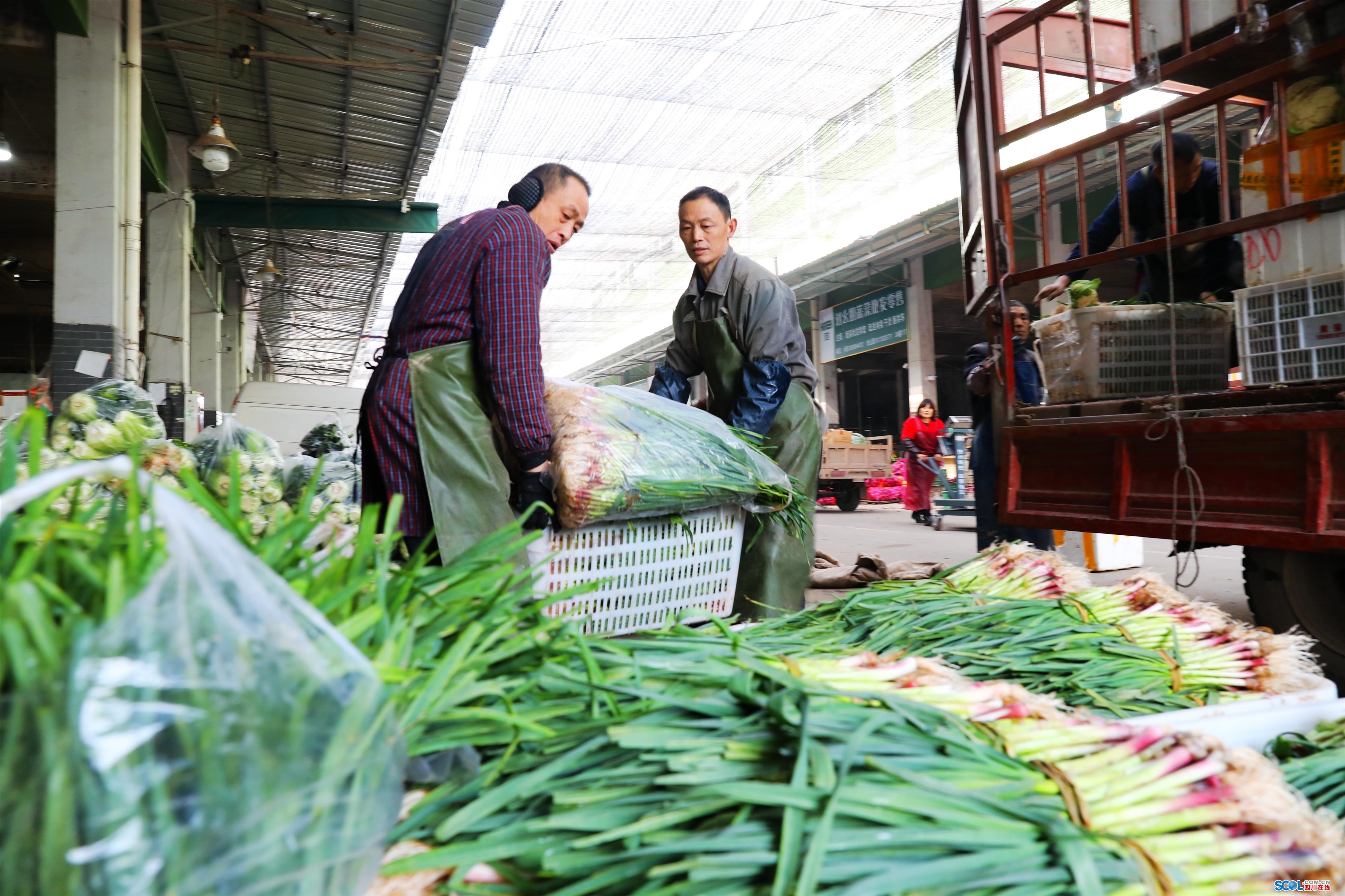 泸州市民春节"米袋子"菜篮子"果盘子"满当当