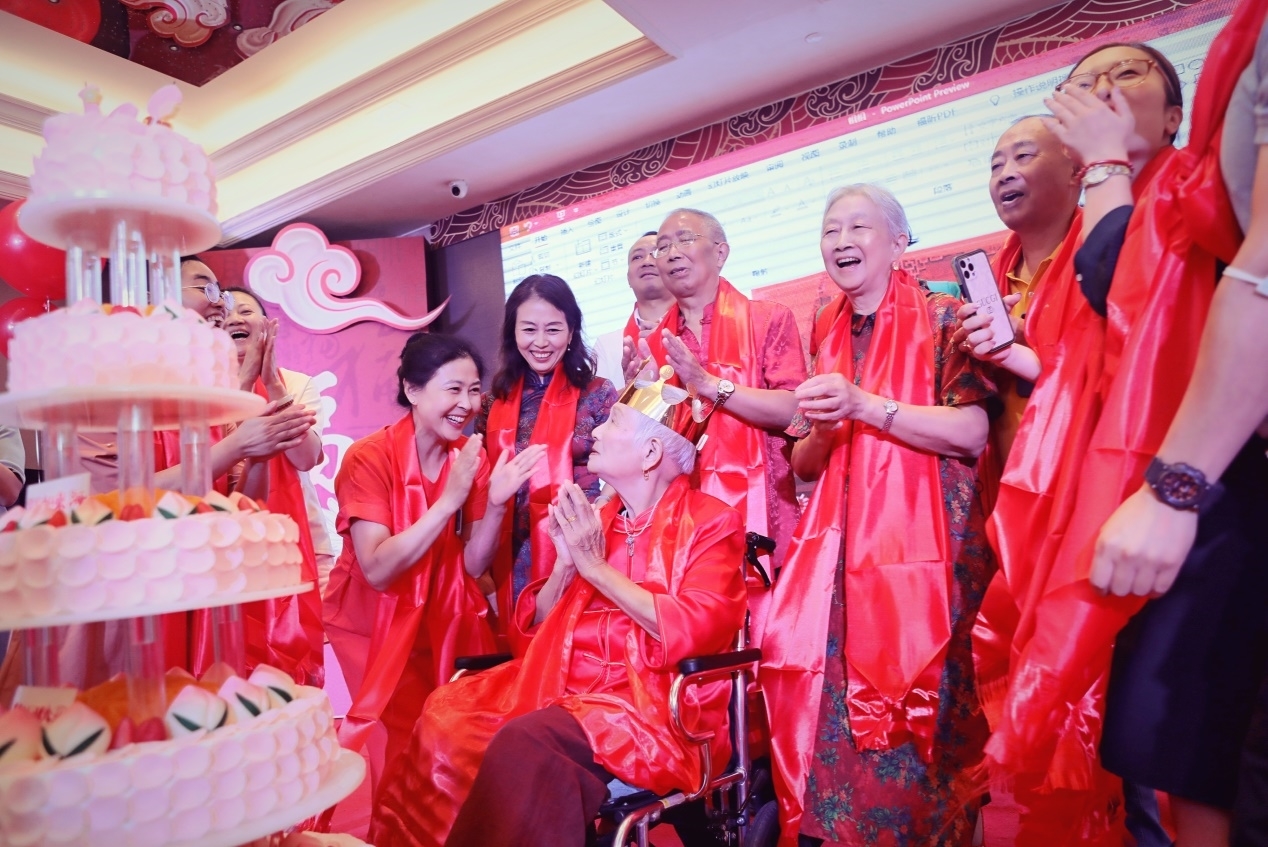 五世同堂齐贺寿敬老爱老拜高堂