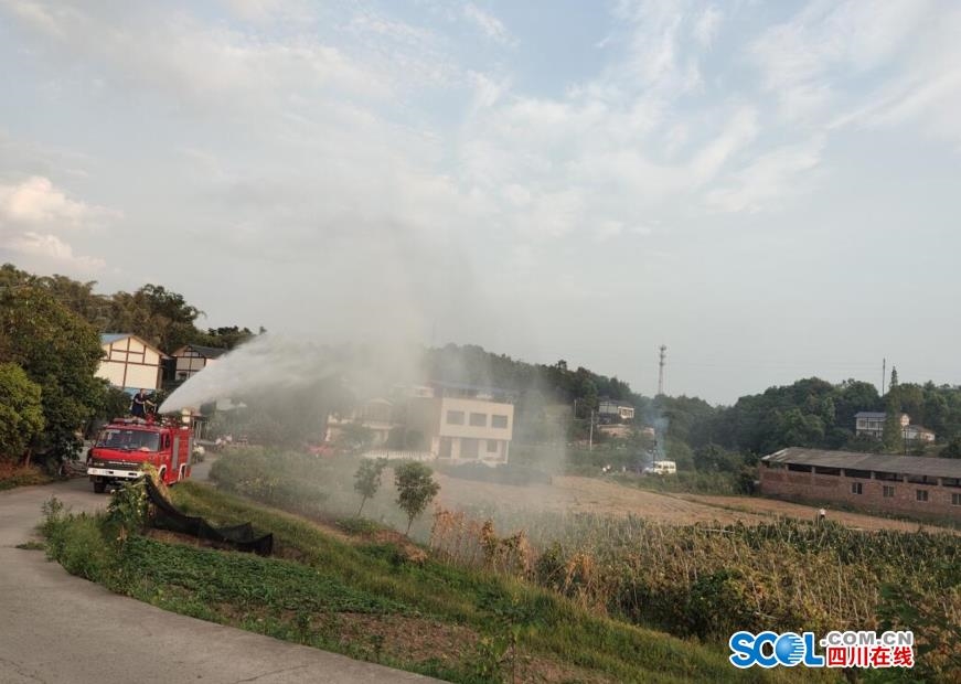 消防救援人员在农田喷洒水。况场街道供图.png