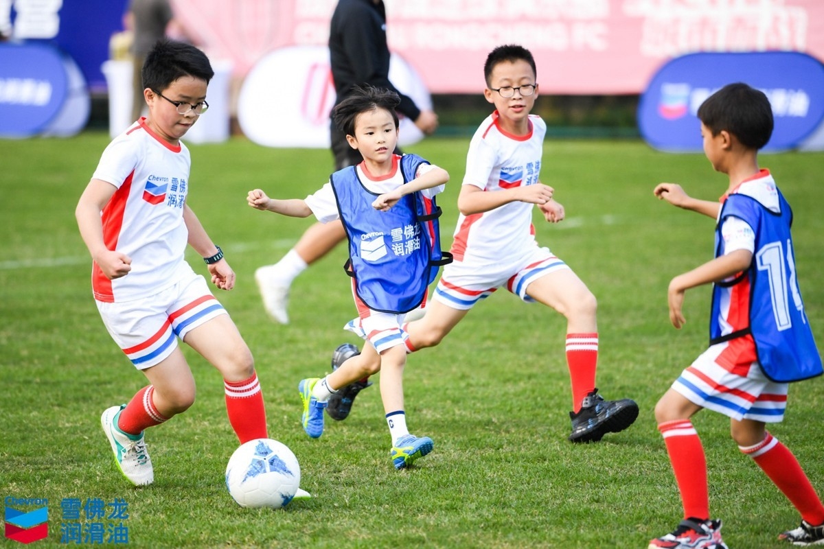 Kaiyun官方网站：2023雪佛龙足球能量营成都开营 大小球迷一起感受足球乐趣(图1)