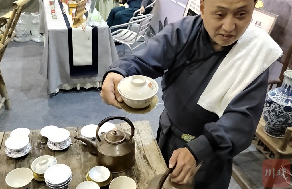 视频|老成都掺茶"茶博士"技惊秋季茶博会