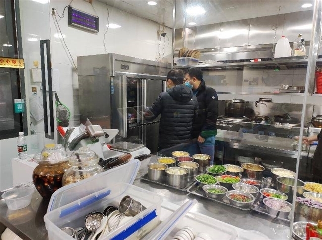 “im电竞官方网站入口”进口冷冻虾却无标签标识 成都一海鲜馆被罚了！