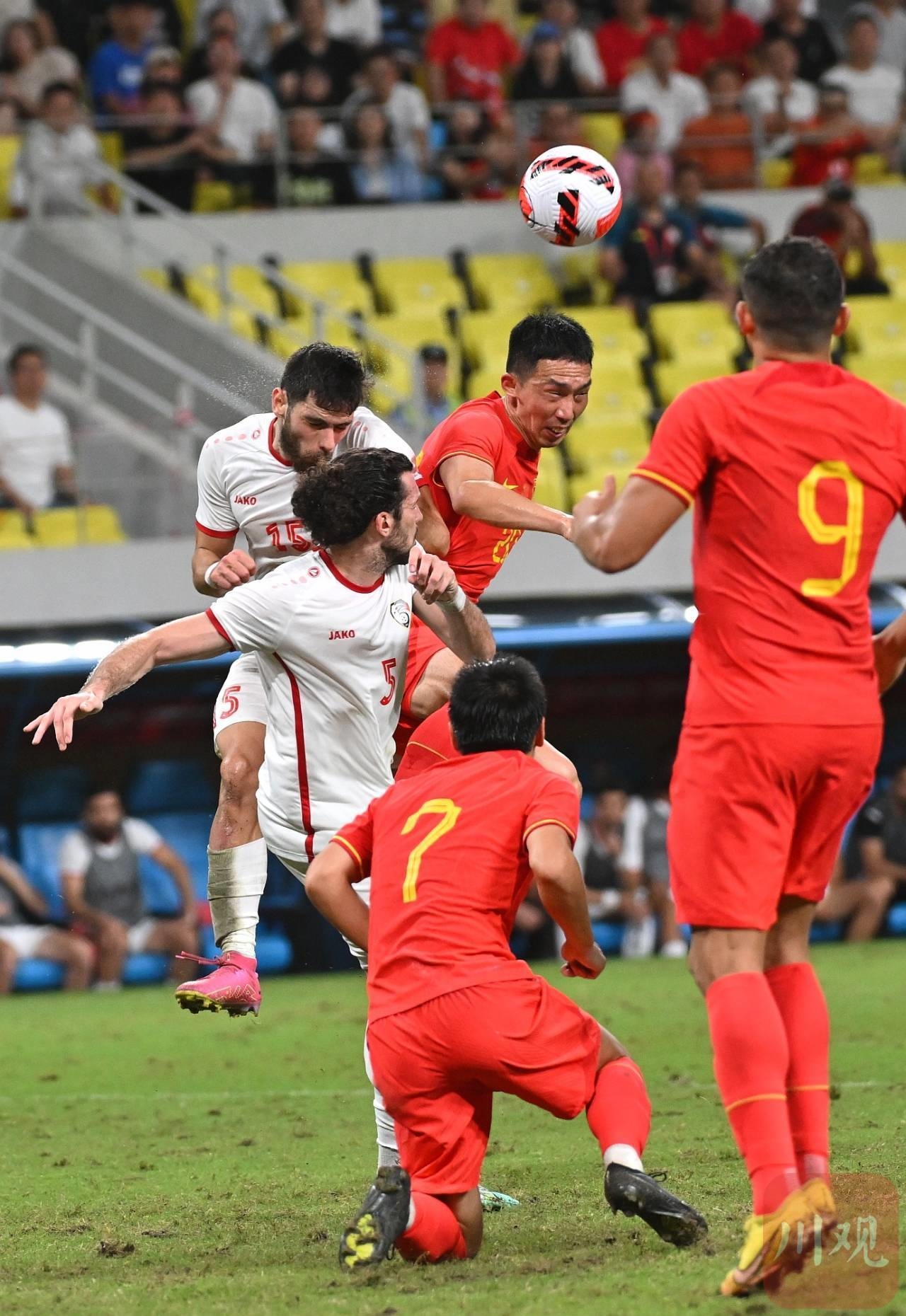 现场球迷人数再创新低 中国男足0:1不敌叙利亚