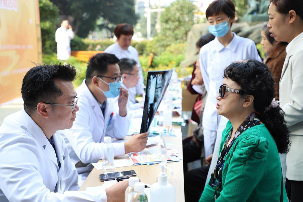 kaiyun官网_12位华西“血管卫士”迎重阳送健康，这份老年血管健康福利，将在全国十余城市同步展开(图8)