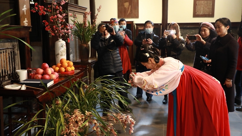 草堂人日春来归,成都市民献梅吟诗敬诗圣