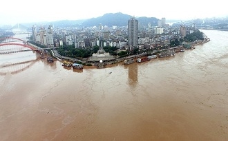 四川进入最强汛期 航拍洪水过境宜宾