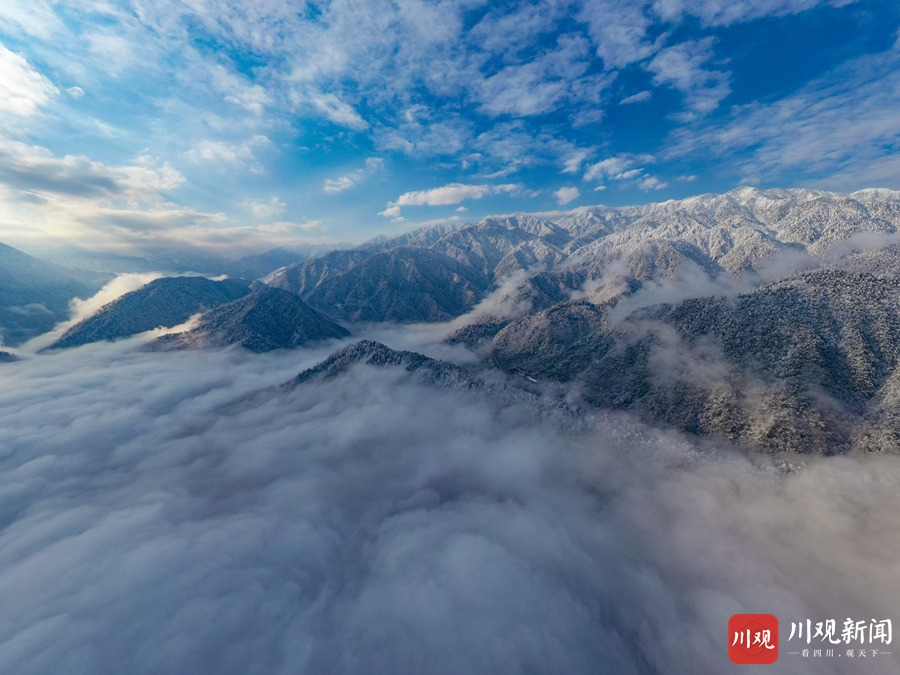 雅安荥经县:银装素裹的泥巴山 梦幻无比的大相岭