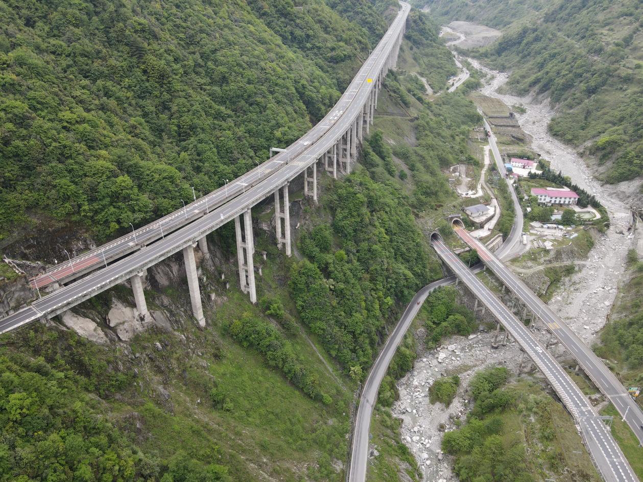 拖乌山隧道图片