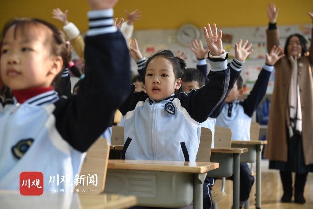 视频 小学自编室内课间操足不出户也能锻炼身体 四川在线