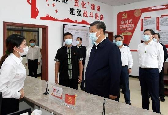 9月16日至18日，中共中央总书记、国家主席、中央军委主席习近平在湖南考察。这是16日下午，习近平在郴州市汝城县文明瑶族乡沙洲瑶族村服务中心，了解基层公共服务工作情况。