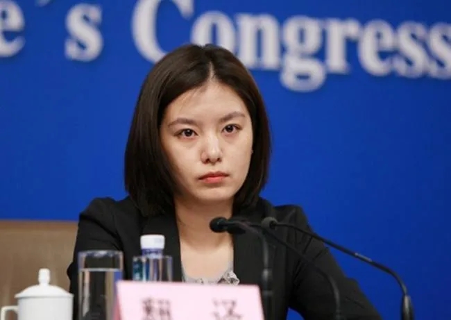 “英语不再必考”？美女翻译实力展示学好英语有啥用