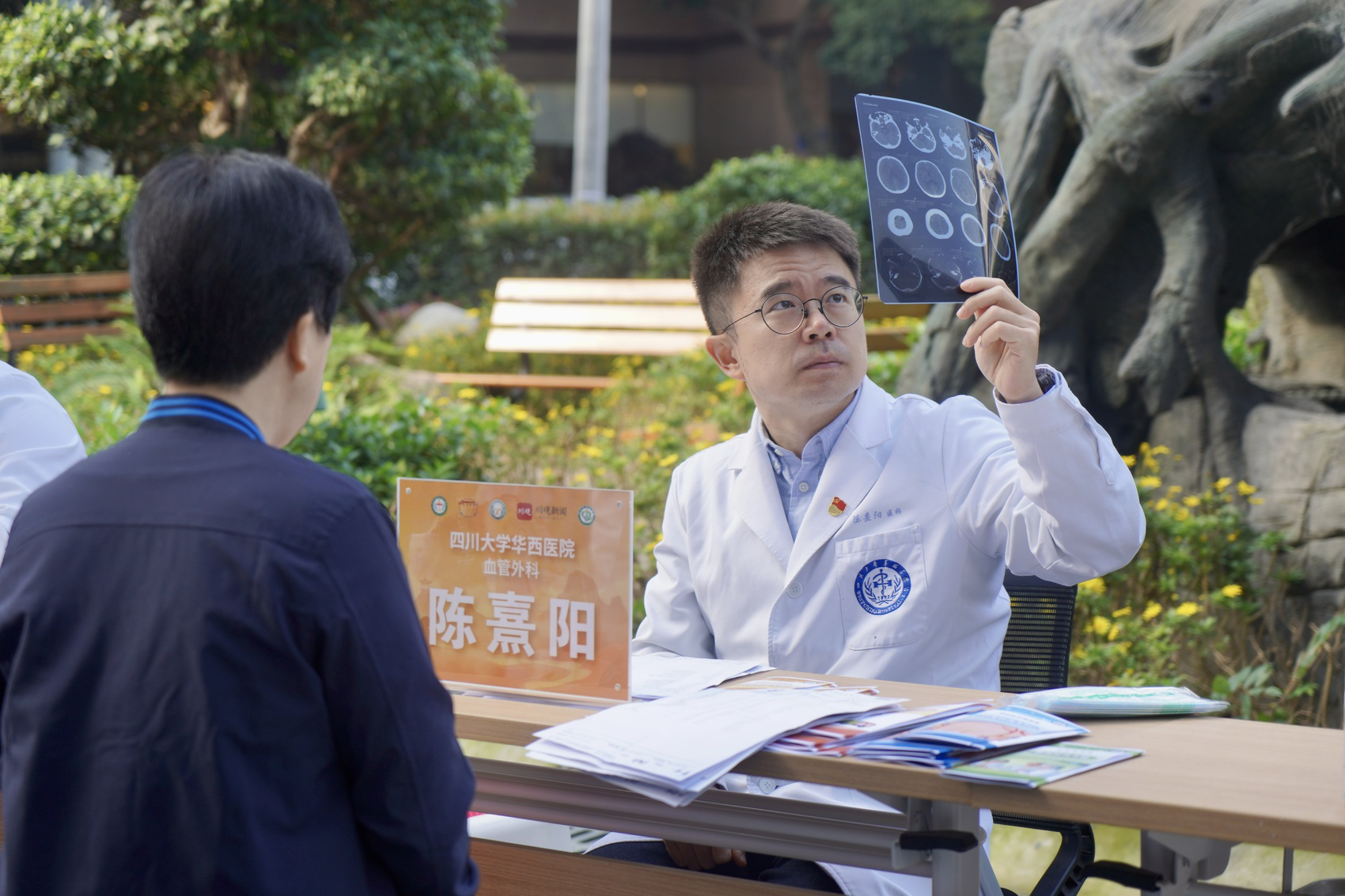 kaiyun官网_12位华西“血管卫士”迎重阳送健康，这份老年血管健康福利，将在全国十余城市同步展开(图7)
