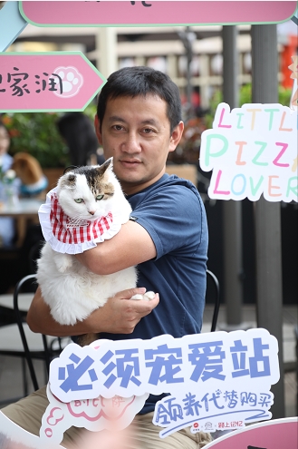 成都首家必胜客宠物友好餐厅亮相 携手公益人哈哥倡导领养代替购买