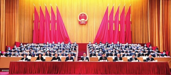 2月18日下午，南充市第六届人民代表大会第六次会议在南充大剧院开幕。 南充日报社影视中心两会摄影组 供图