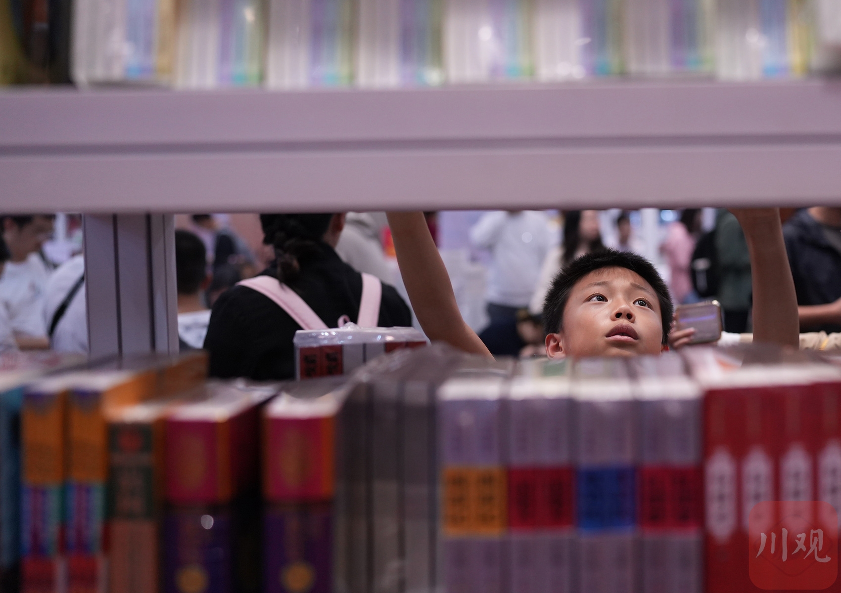 ng娱乐平台官网入口：C视频| 天府书展遇周末 市民在书香墨气中享受阅读时光(图10)