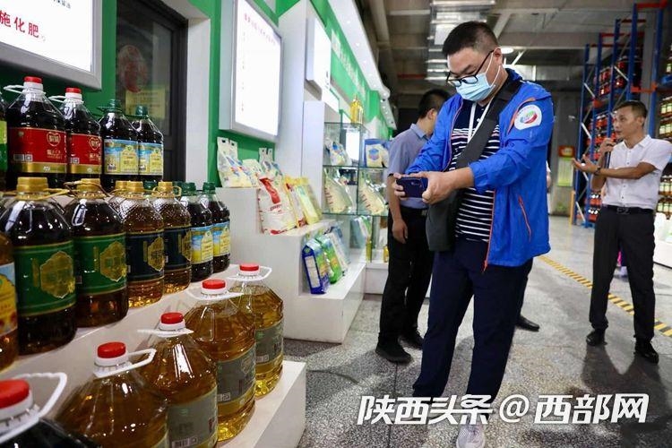 【行走自贸区】 滚滚车轮上的“最强大脑” 探访“西安港”中欧班列营运中心