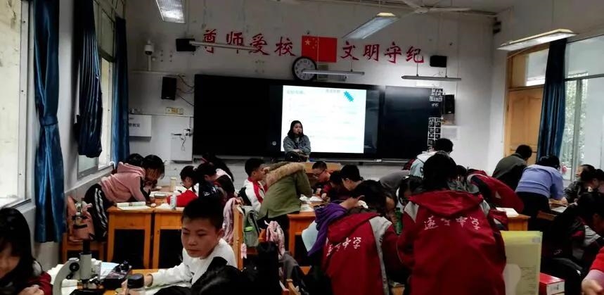 遂中李洪霞名师工作室：探索生物课堂教学模式，助力青年教师成长