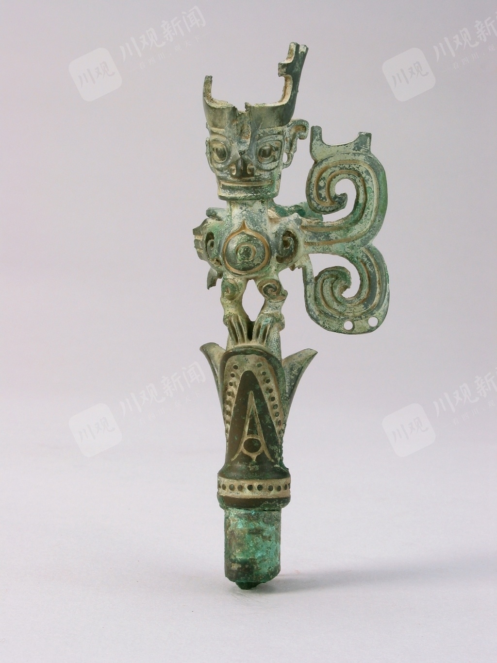 三星堆发现多株神树残件,其中3号神树顶端便装饰了3件人首鸟身像