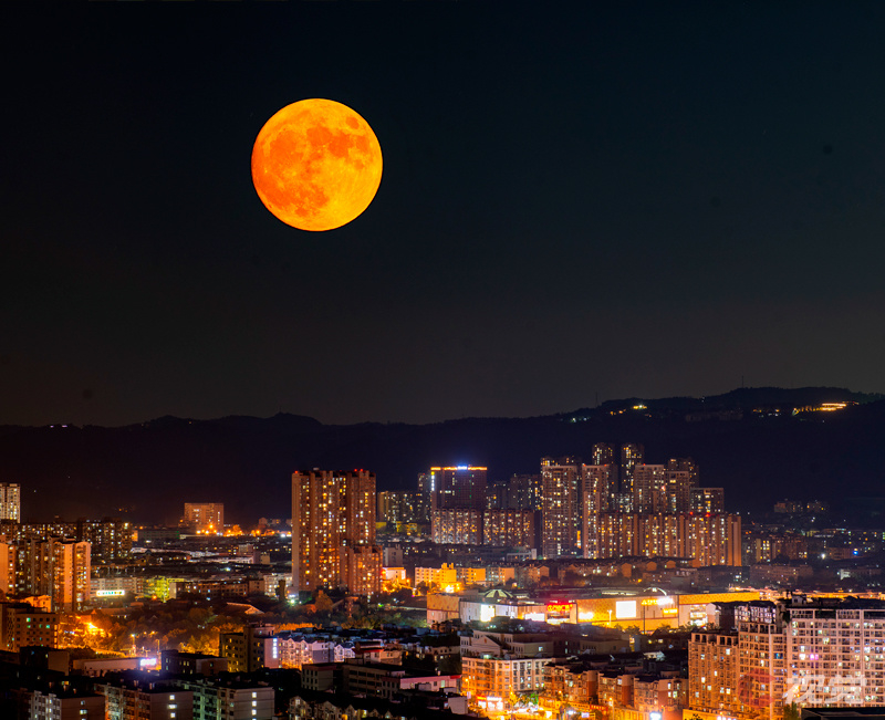 又大又圆!年度最大满月"超级月亮"现身夜空