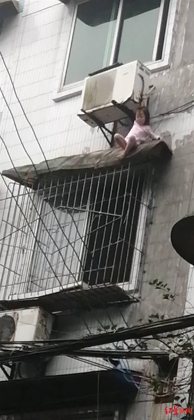 【红星新闻】3岁女孩坠楼,警民联手用被子接住 获救女孩行手礼致谢