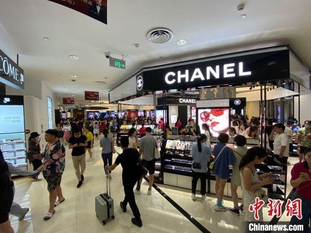 资料图：消费者在cdf海口市内免税店购物。 王子谦 摄