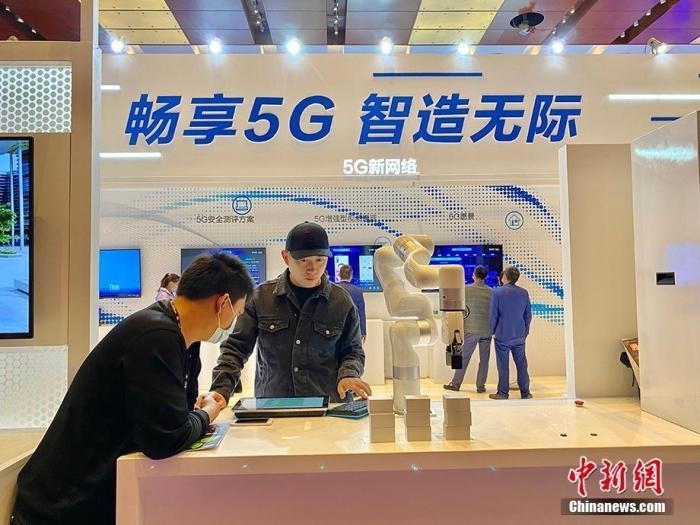 《5G智能操控》 钟原 摄