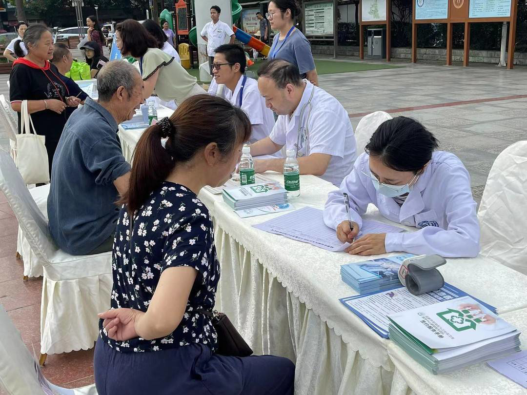 家医开启巡诊服务 健康关怀“如约而至”‘半岛官方下载入口’(图2)