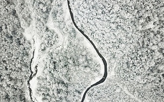 鸟瞰千里冰封的二郎山喇叭河