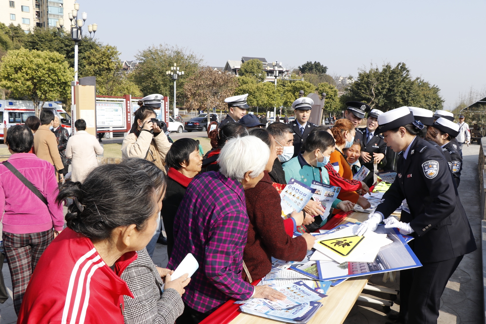 自贡成立“守护老年人交通安全”爱心志愿服务队